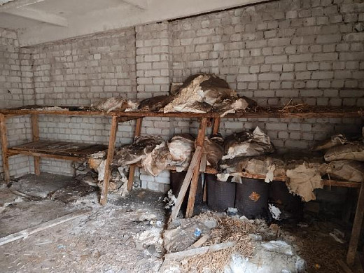 На ул. Рабфаковской, рядом со школой, стоит заброшенный гараж